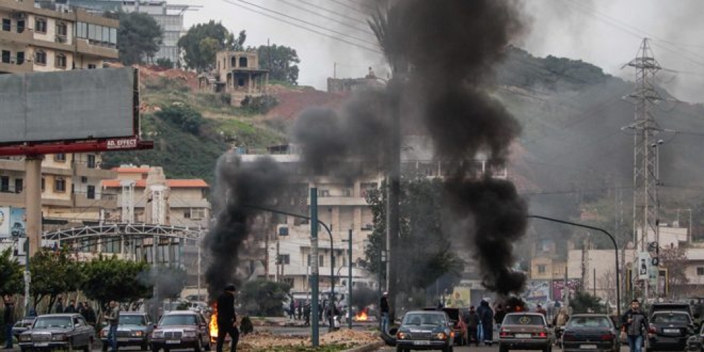 الاحتجاجات اللبنانية تعود لقطع طرقات واغلاق وتكسير مصارف 