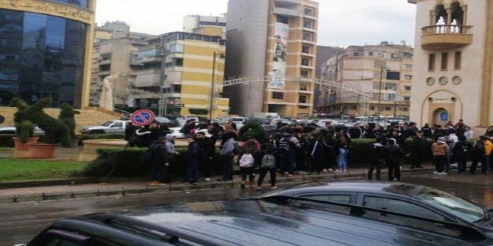 تواصل الاحتجاجات وقطع الطرقات في عدد من مناطق لبنان