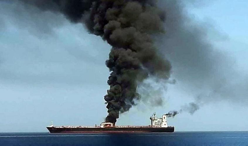 سلطات دبي تكشف سبب اندلاع حريق في سفينة قبالة دبي   