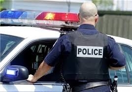 شرطي مرور امريكي يطلب رخصة القيادة عبر كسر نافذة السيارة و سحب السائق من النافذة -فيديو   