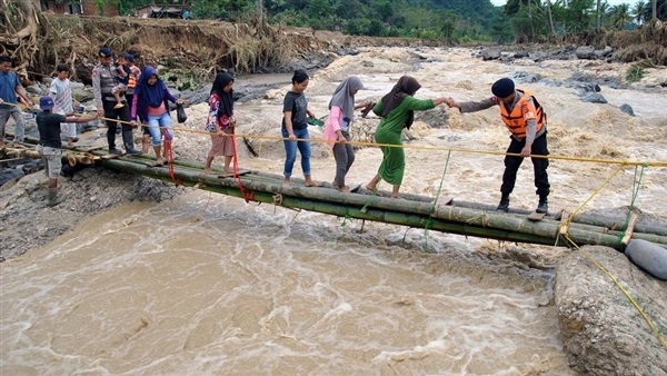 مصرع 9 أشخاص اثر انهيار جسر للمشاة في جزيرة سومطرة الاندونيسية