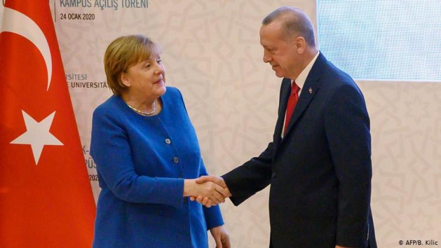 أردوغان: مصر والإمارات تدعمان حفتر بالسلاح ولن نترك السراج وحده