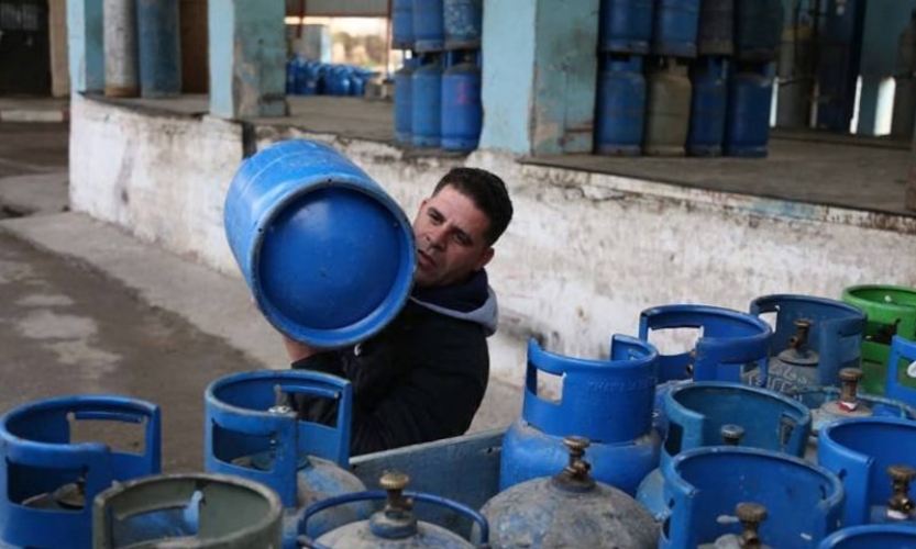 بهذه الطريقة يتم توفر الغاز في السوق السوداء.. صهريج غاز يتجه لدرعا على حين وجهته حلب!