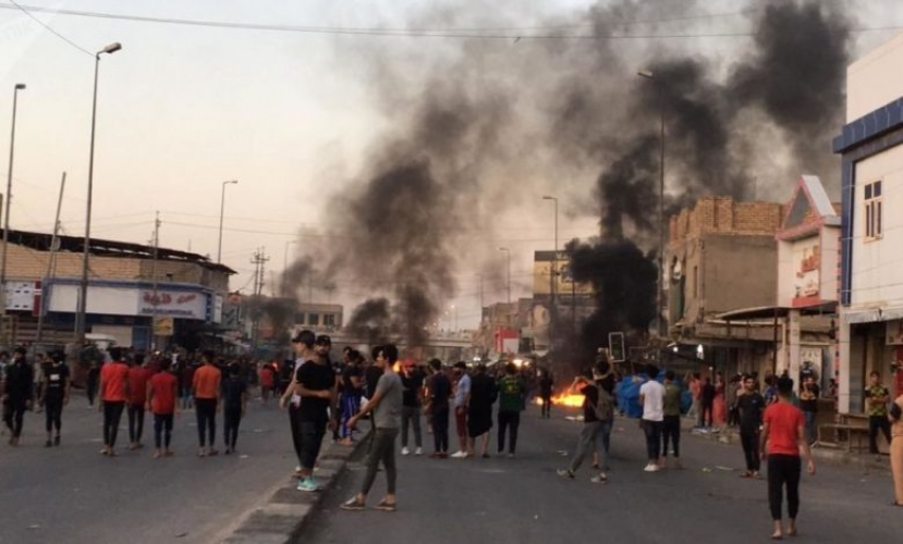 إصابة عنصرين أمنيين بانفجار قنبلة أثناء تظاهرة في بغداد