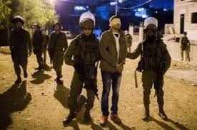 العدو الاسرائيلي يعتقل 4 فلسطينيين قرب المسجد الاقصى و فلسطيني قرب الحرم الابراهيمي   