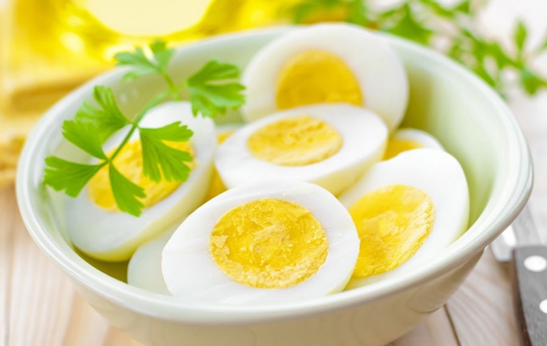 دراسة تكشف كمية البيض المسموح بتناولها يومياً