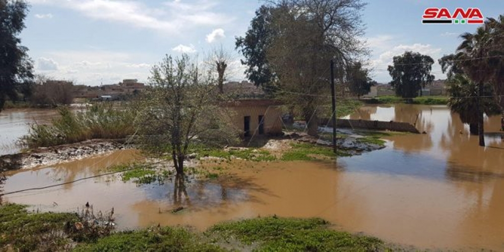 فيضان نهر الخابور ودخول المياه إلى المنازل القريبة من سرير النهر بحي المريديان   