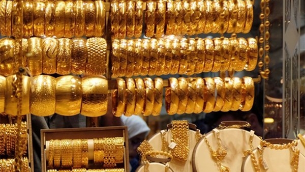 الذهب متقلّب محلياً.. ومستمر بانخفاضه عالمياً