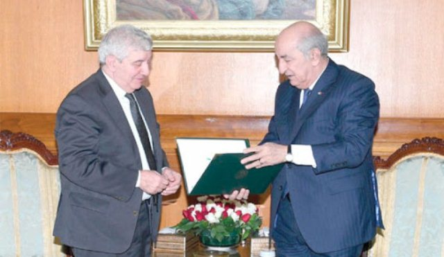 مسودة دستور جديد.. والرئيس الجزائري يؤجل عرضها بسبب كورونا