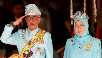 ملك ماليزيا وزوجته في الحجر الصحي