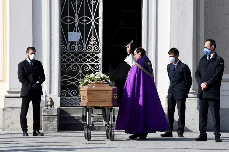 إيطاليا.. انخفاض في عدد الوفيات بكورونا لليوم الثاني على التوالي