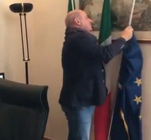 رداً على تقاعسه.. إيطاليون يحرقون علم الاتحاد الأوروبي ويستبدلونه بالروسي