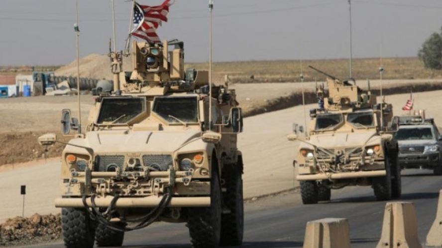 قوات الاحتلال الأمريكي تدخل قافلة شاحنات محملة بمواد لوجستية إلى مطار خراب الجير بريف الحسكة