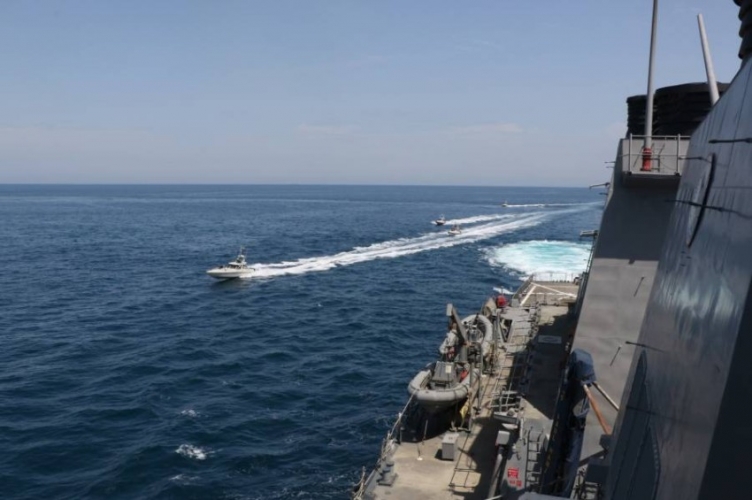 ترامب يأمر القوات البحرية بتدمير أي زوارق إيرانية تتحرش بالسفن الأمريكية