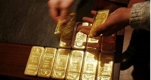 الذهب يتراجع مدفوعا بعمليات 