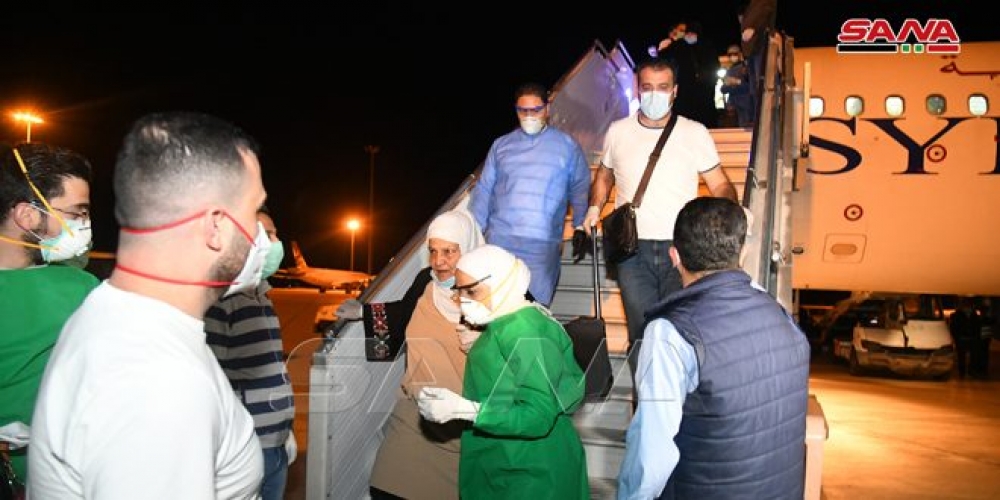 وصول طائرة تقل 143 راكباً من السوريين العالقين في الخارج قادمة من من سلطنة عمان
