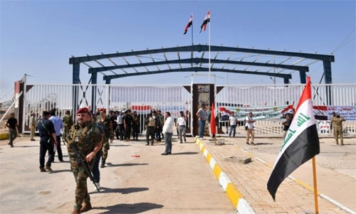 منفذ البوكمال: استئناف دخول البضائع العراقية إلى أسواقنا والبداية بخمس شاحنات عجينة تمر