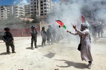 فلسطينيون يتصدون لعمليات اعتقال في الضفة، والاحتلال يُعلن إصابة أحد جنودة