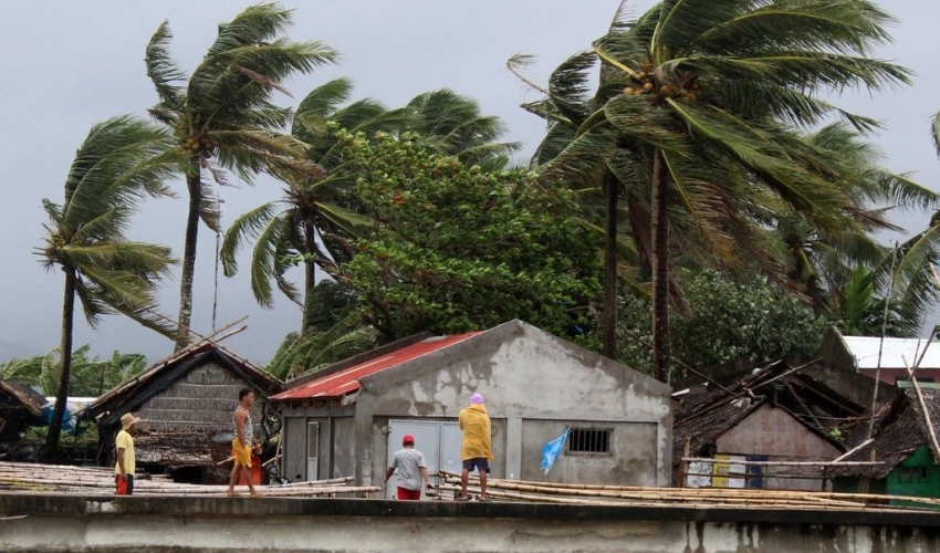 الفيليبين.. إعصار قوي يجبر 140 ألف شخص على مغادرة منازلهم 