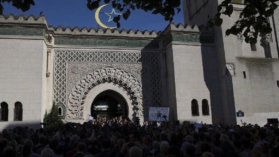 فرنسا تسمح باستئناف التجمعات الدينية شرط الالتزام بقيود التباعد