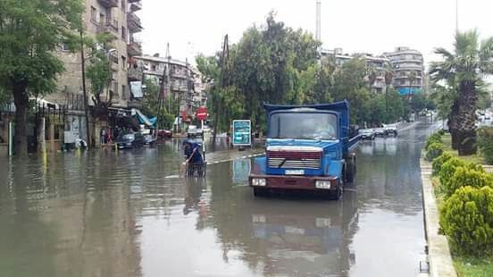 اختناقات مرورية في حلب جراء فيضانات الأمطار والمحافظ يشرف على معالجتها