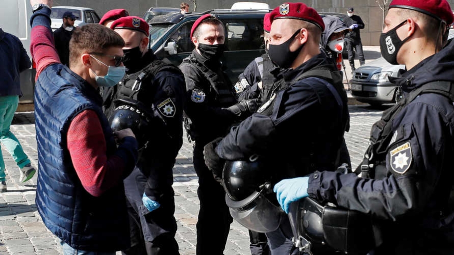 شرطيان يرغمان امرأة على ارتداء قناع واق من الغاز ويغتصبانها