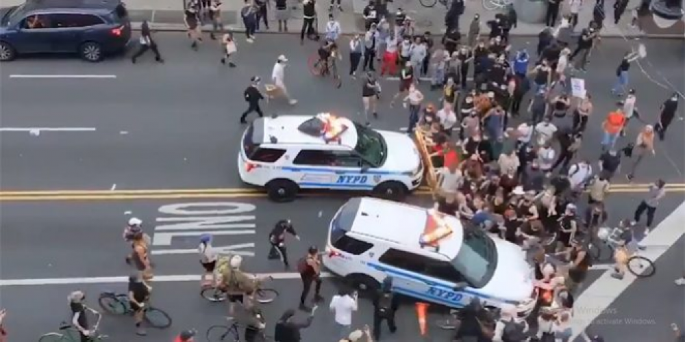 سيارة شرطة تدهس المحتجين في أحد شوارع نيويورك
