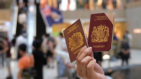 جونسون يهدد الصين بجوازات السفر