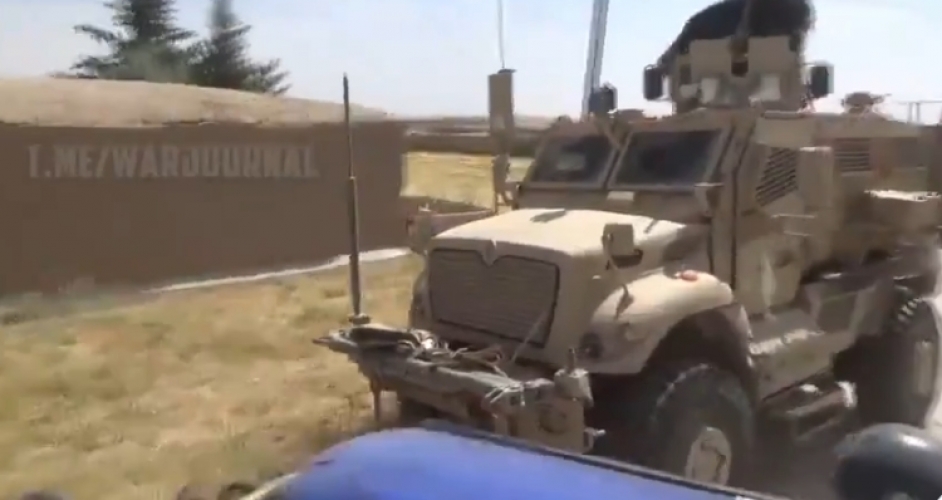 فيديو .. محاولة فاشلة للجيش الأمريكي لعرقلة مسار دورية روسية في سوريا