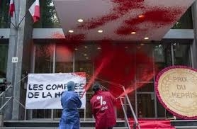 متظاهرون فرنسيون يلقون طلاء أحمر على مبنى وزارة الصحة
