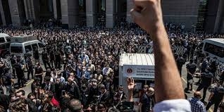 آلاف المحامين الأتراك يتظاهرون رفضاً لسياسات أردوغان التعسفية   