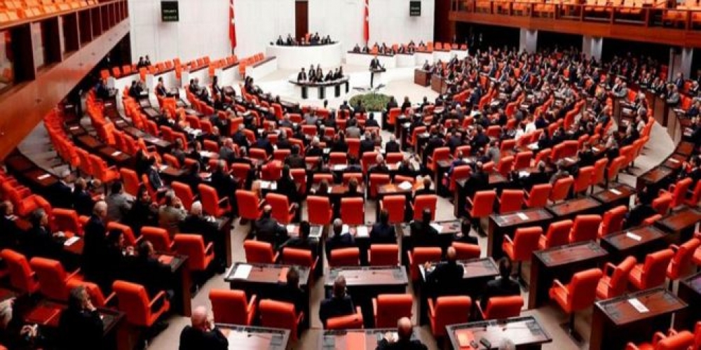 رغم احتجاجات المحامين .. برلمان النظام التركي يقر قانوناً جديداً يغيّر هيكل نقابات المحامين   