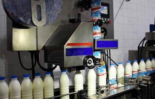 بعد توقفها لسنوات.. خط لإنتاج الحليب المنكّه في شركة ألبان حمص
