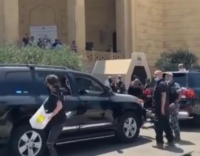 لبنانيون يعترضون على تواجد سعد الحريري وسط بيروت بعد زيارة ضريح والده وتفقد اثار تفجير المرفأ