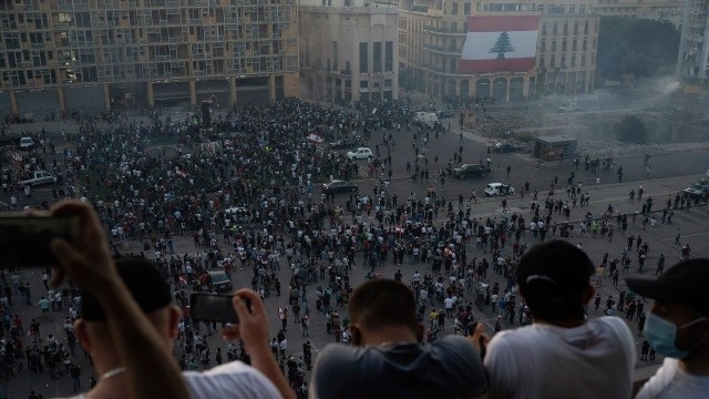 إعلام مناهض للحكومة اللبنانية: محتجون يقتحمون وزارة الاقتصاد اللبنانية   