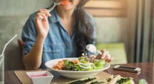 عدم تناول وجبة العشاء قد يؤدي إلى زيادة الوزن والسمنة   