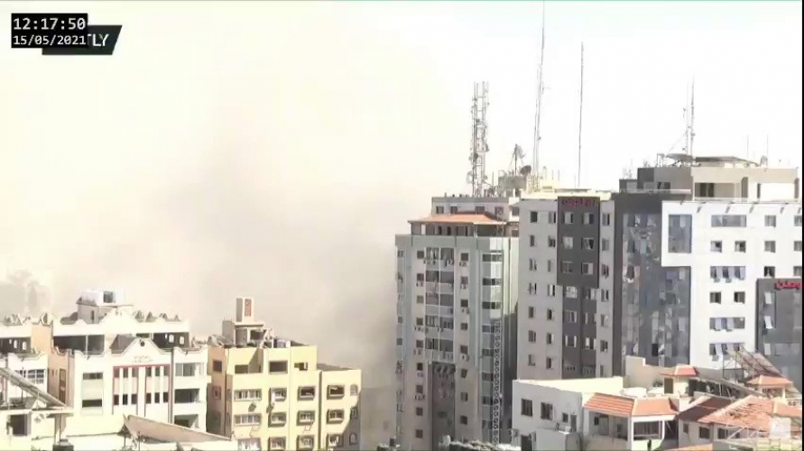 ‏الإحتلال الإسرائيلي يقصف ‎برج الجلاء السكني وسط مدينة غزة ويدمره بالكامل