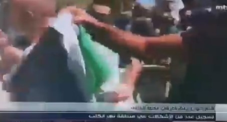 ميليشيا سمير جعجع لم تكتف بالاعتداء على الناخبيين السوريين قاموا بحرق العلم الفلسطيني 