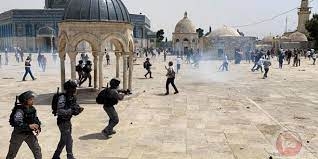 قوات الاحتلال الإسرائيلي تقتحم المسجد الأقصى وتعتدي على المصلين