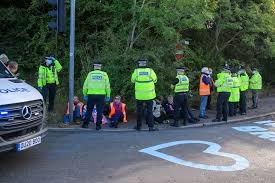 الشرطة البريطانية تعتقل 39 من المحتجين على تغير المناخ بعد إغلاقهم ميناء حيوياً