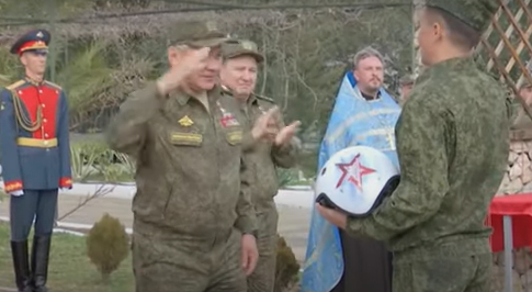 شويغو يكرم طيار روسي في قاعدة حميميم ويتفقد التدريبات البحرية