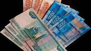 الروبل الروسي يسجل أعلى مستوى له في أسبوع أمام الدولار واليورو