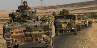 الاحتلال التركي يطلق تحذيرات للأهالي ويحشد قواته تمهيداً لعدوان جديد على الأراضي السورية