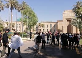 إيران تدعو رعاياها لعدم زيارة العراق وتغلق المعابر البرية وتوقف رحلات جوية   