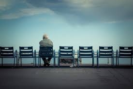 دراسة صادمة... الشعور بالوحدة والتعاسة يسرعان الشيخوخة أكثر من التدخين