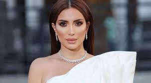 الممثلة / نسرين طافش/ تتألق بفستان زهري بسيط