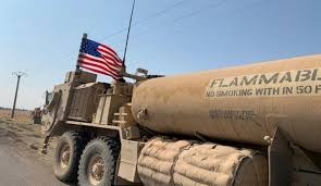 الاحتلال الامريكي ينقل 53 صهريج محمل بالنفط السوري المسروق الى الاراضي العراقية