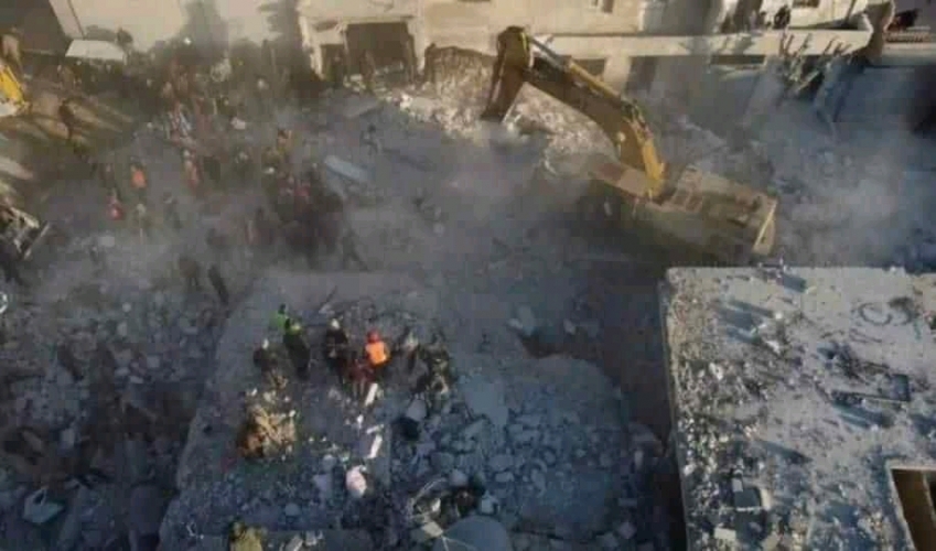 وفاة 12 شخص جراء سقوط مبنى سكني بمدينة حلب