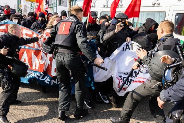 إصابة 53 ضابطا خلال احتجاجات عنيفة في ألمانيا
