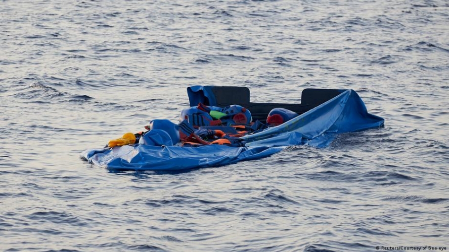 مصرع 55 مهاجراً غرق زورقهم قبالة ليبيا
